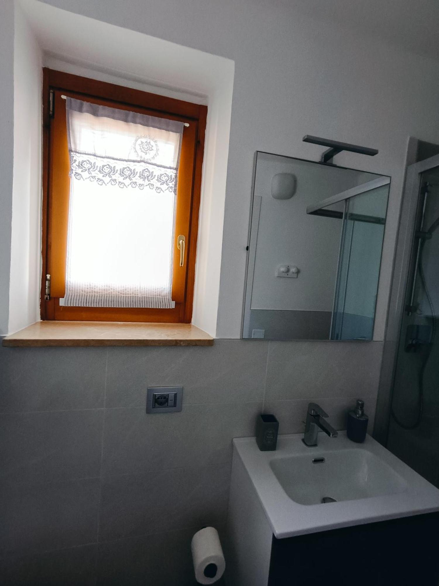 Casa Lisetta, 3-Room Apartment With Lake View Torri Del Benaco Exterior photo